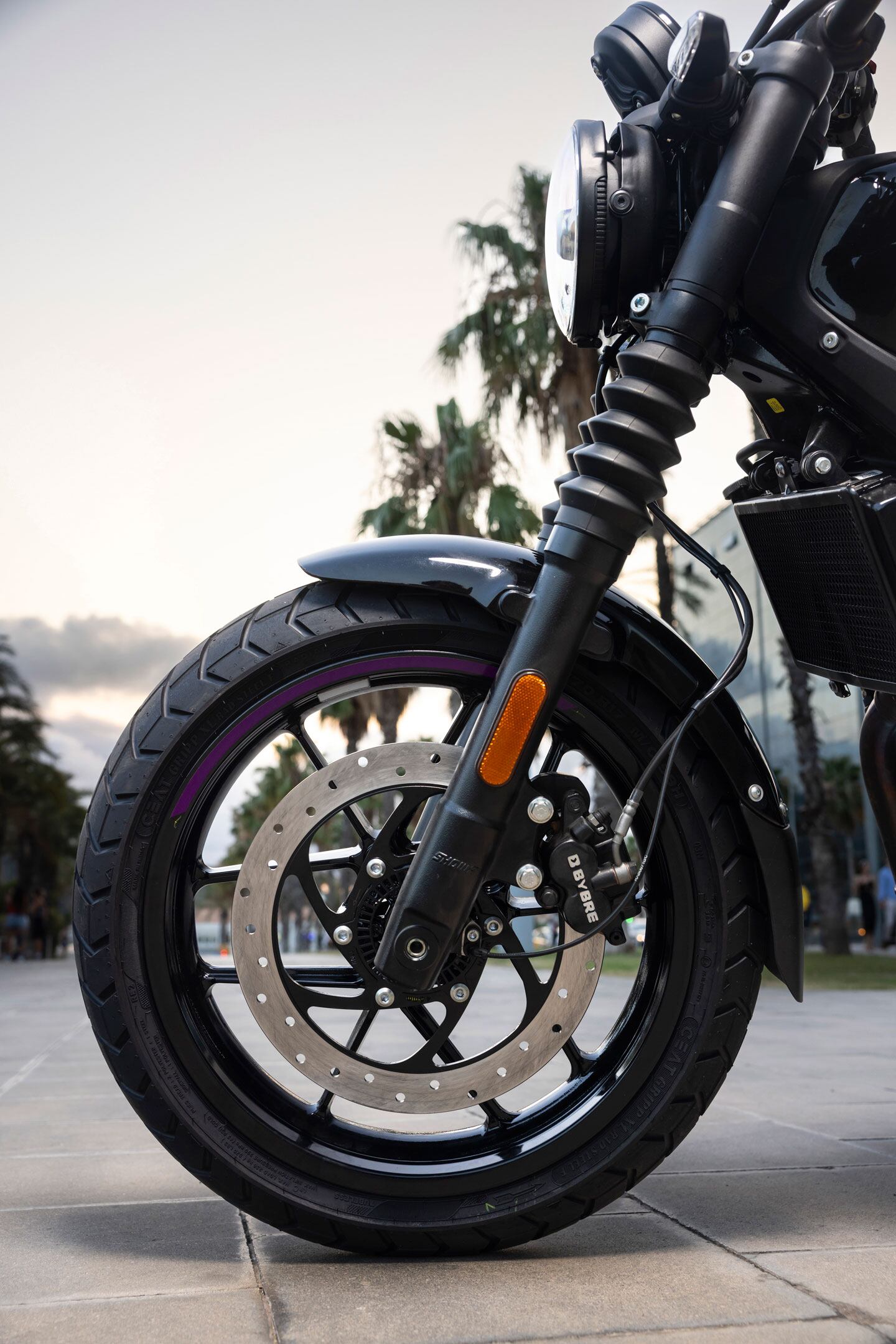 A nonadjustable 43mm Showa fork is one half of the Guerrilla 450′s suspension; the other is a preload-adjustable rear monoshock.