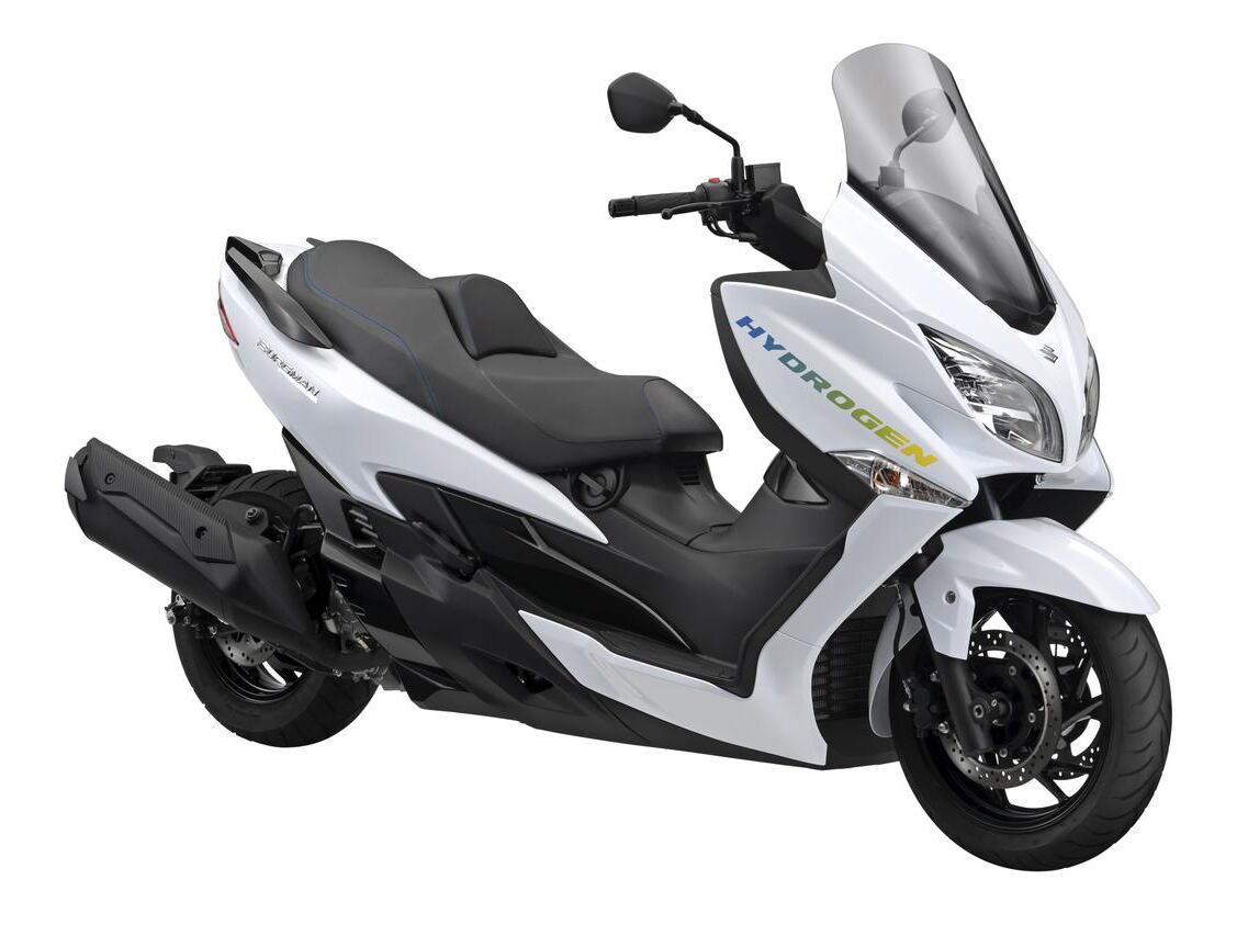 From the outside, the original prototype hydrogen-powered Burgman scooter is clearly much longer than the standard model.