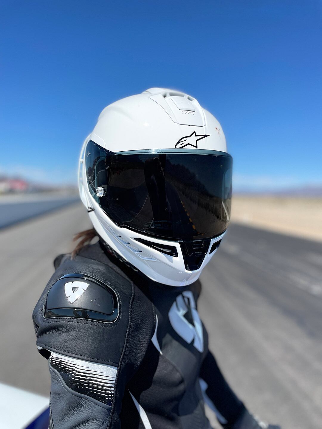 One can see the general roominess of the upper body stretch material in this photo in both the shoulder and the chest. This will be optimal in case of an airbag deployment, and it also means complete freedom of mobility in the upper body when getting aggressive in the corner of a racetrack.