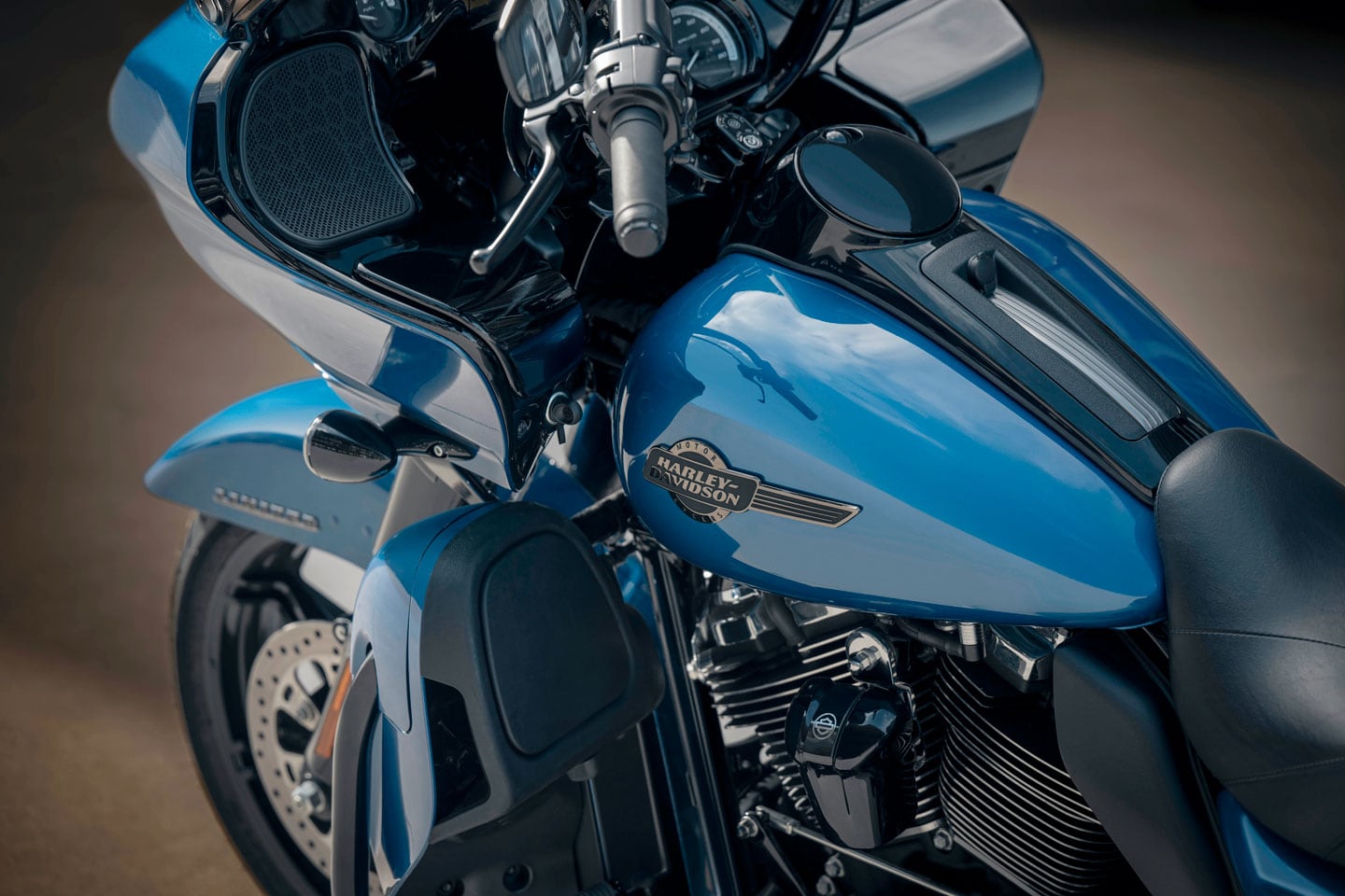 The Limited’s 6-gallon tank. Note the analog gauges in the fairing, which were replaced as part of the 2024 update for its bagger sibling.