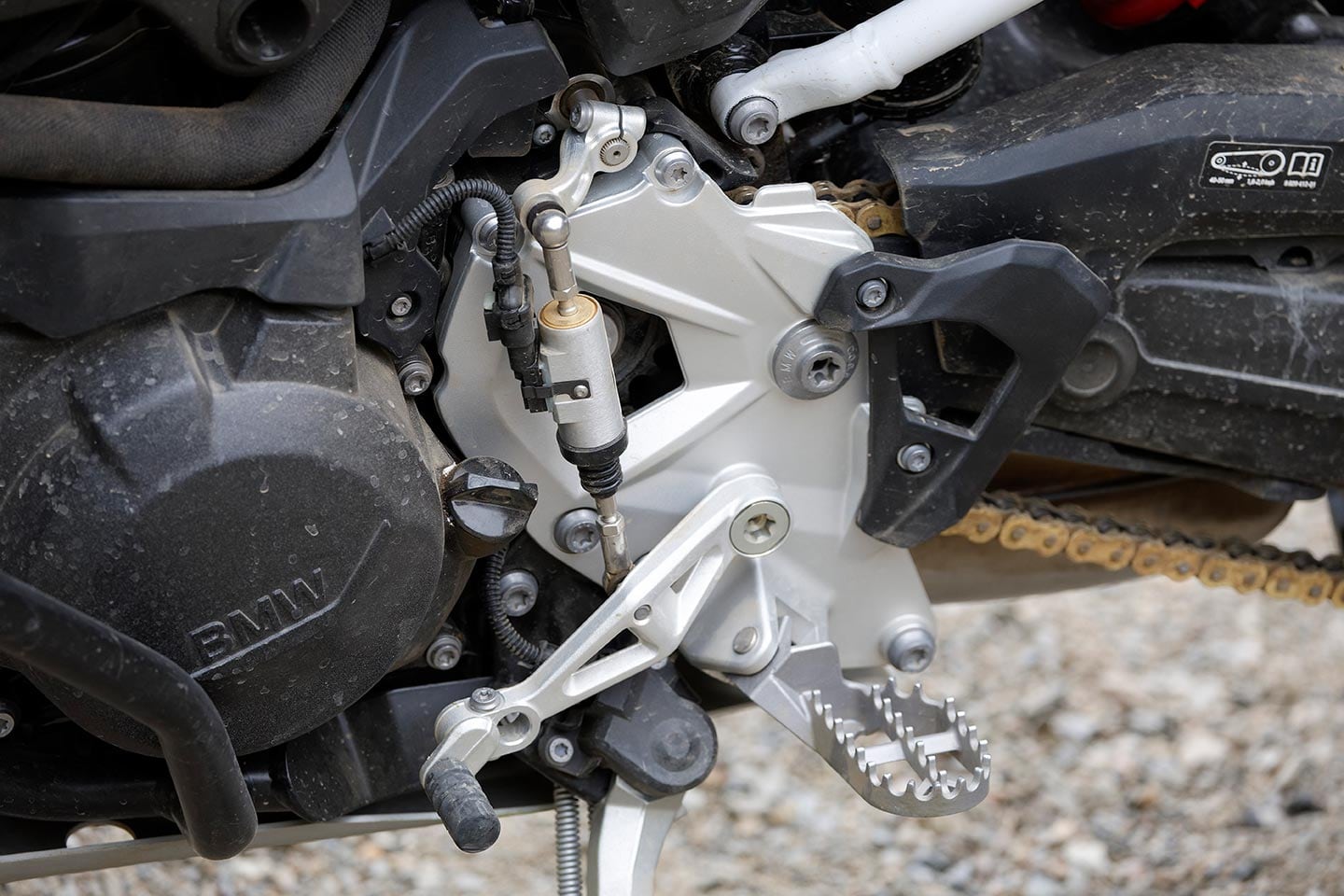 An adjustable shift lever helps accommodate a wide variety of boot types.