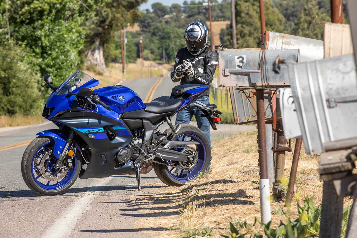 While other bikes in the new middleweight sportbike category prioritize upright ergonomics and more mellow lines, the R7 wears Yamaha’s supersport with pride.