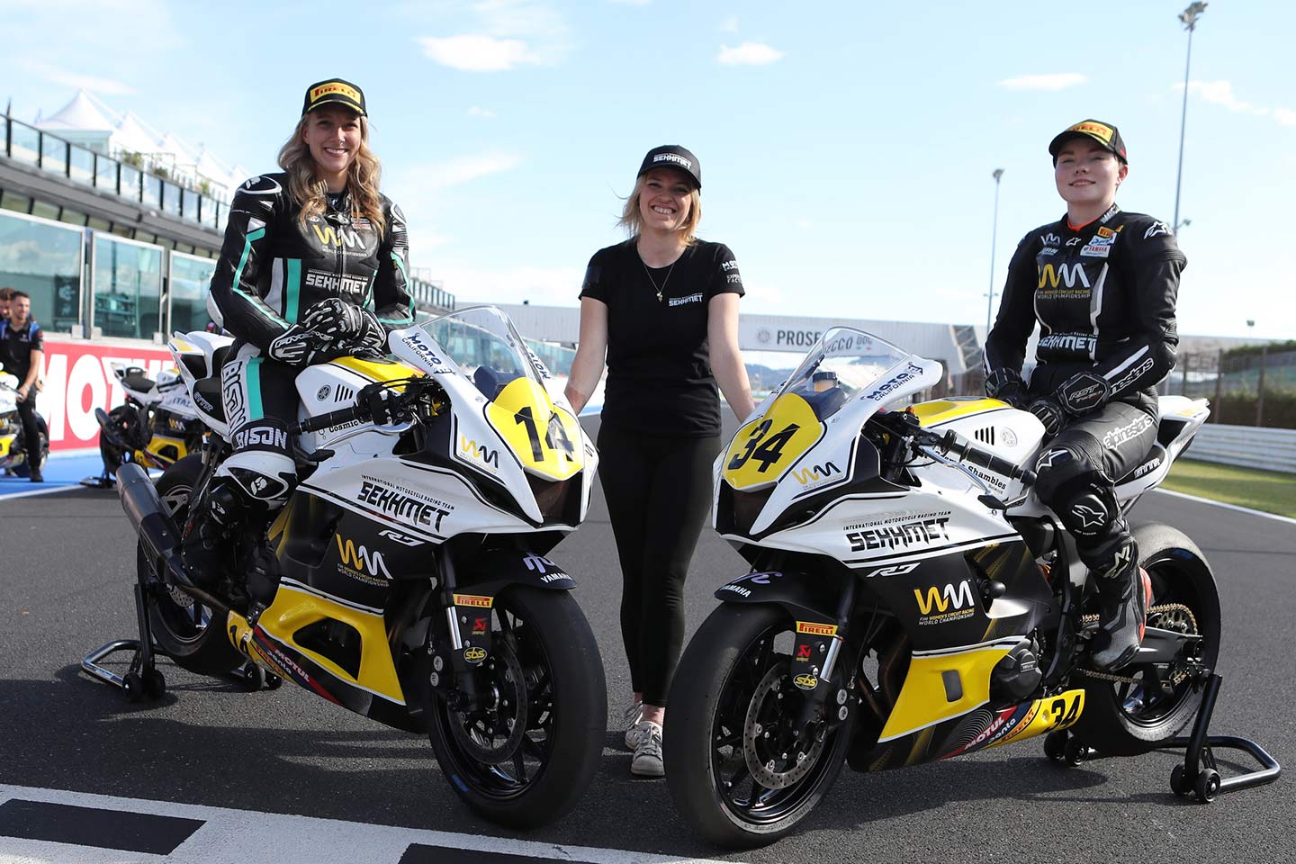 Dobbs (left) with team manager Maddi Patterson (center) and teammate Lissy Whitmore (right).