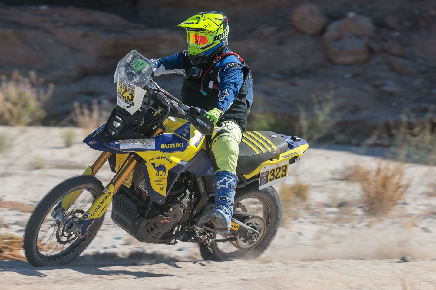 In the fast sand wash sections the V-Strom 800DE is stable and easy to ride.