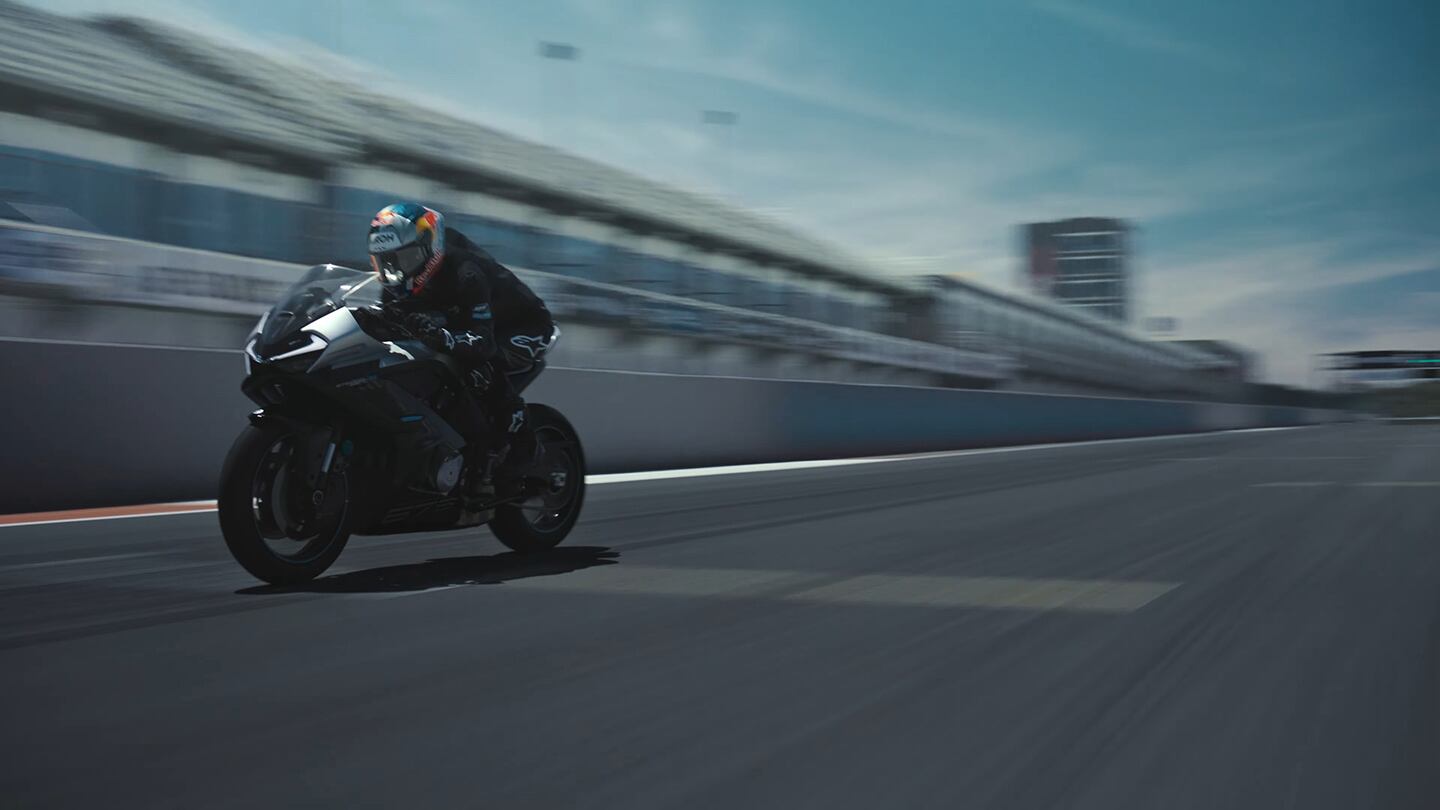 The video shows the 675SR-R on the racetrack, at what we believe is Valencia in Spain, though the track markings have been colorized.