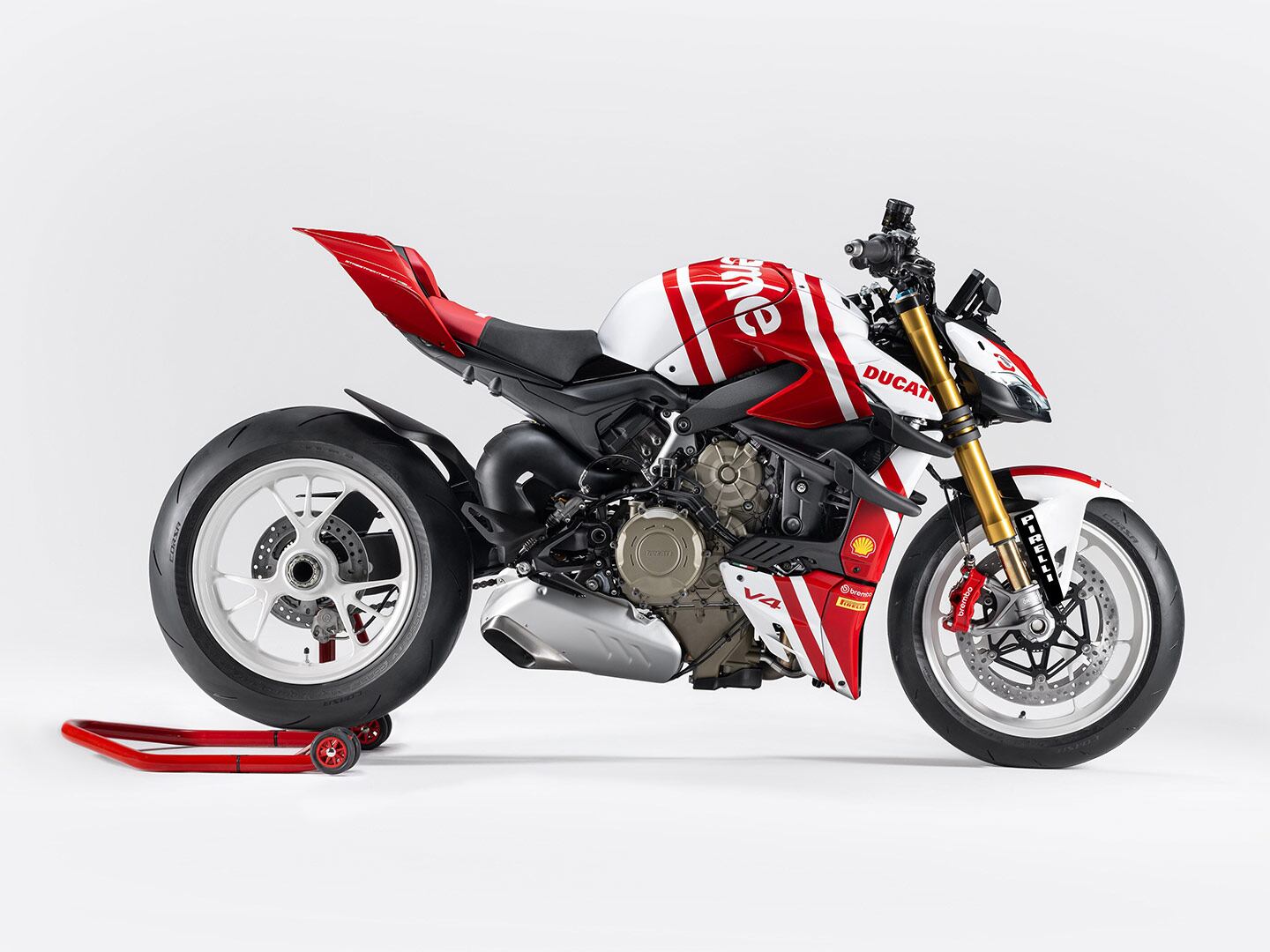 The collaboration with New York–based clothing company Supreme resulted in a unique livery by Drudi Performance.