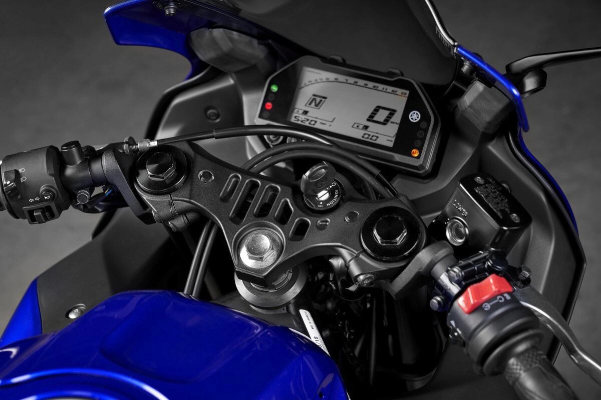 While the R3’s digital display is not the latest TFT technology, it’s well organized and gives the bike a modern look. Same for the R1-inspired top triple clamp.