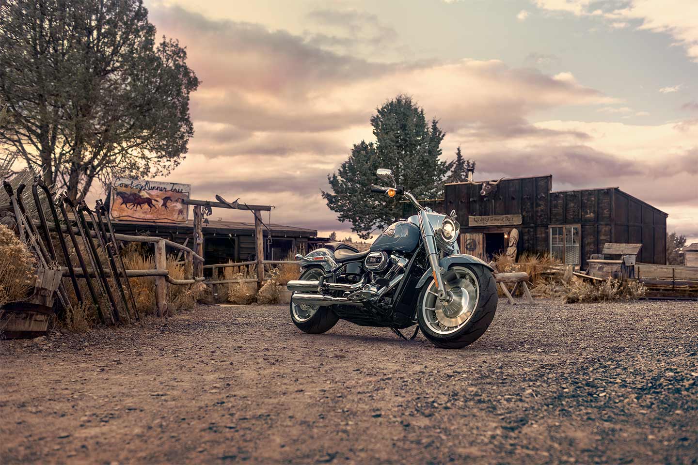 The ’57 Chevy-esque headlight nacelle and “beer can” fork covers give the Fat Boy a pure Americana look.