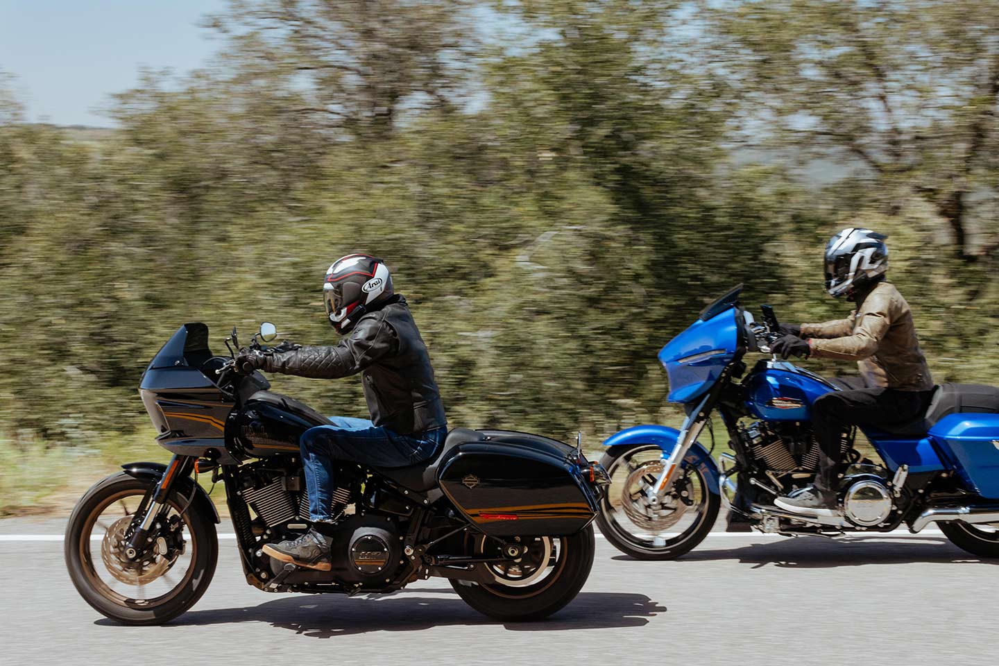 If a rider falls out of range of the rest of the group, their Cardo will automatically rejoin the line of communication once they have caught back up.