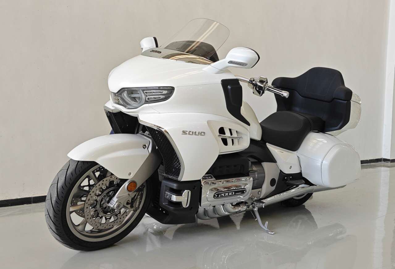 The Souo S2000GL weighs a scale-tipping 1,016 pounds.