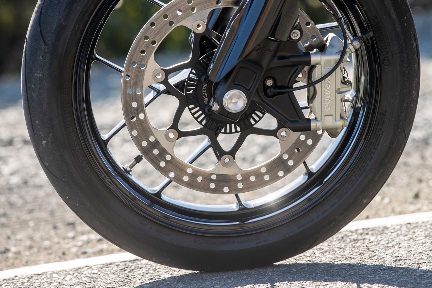 Front end setup: 320mm rotor with a CNC-machined Brembo four-piston caliper, Bosch ABS system, and a 17-inch wheel with a Continental ContiAttack SM EVO tire.