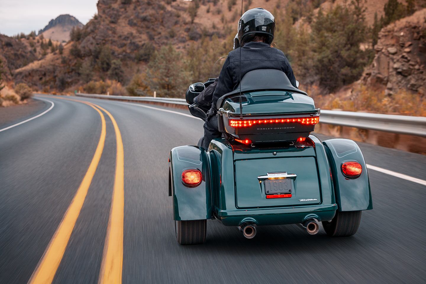The Tri Glide Ultra’s trunk has a capacity of 2 cubic feet. The top case brings total luggage capacity to 6.8 cubic feet.
