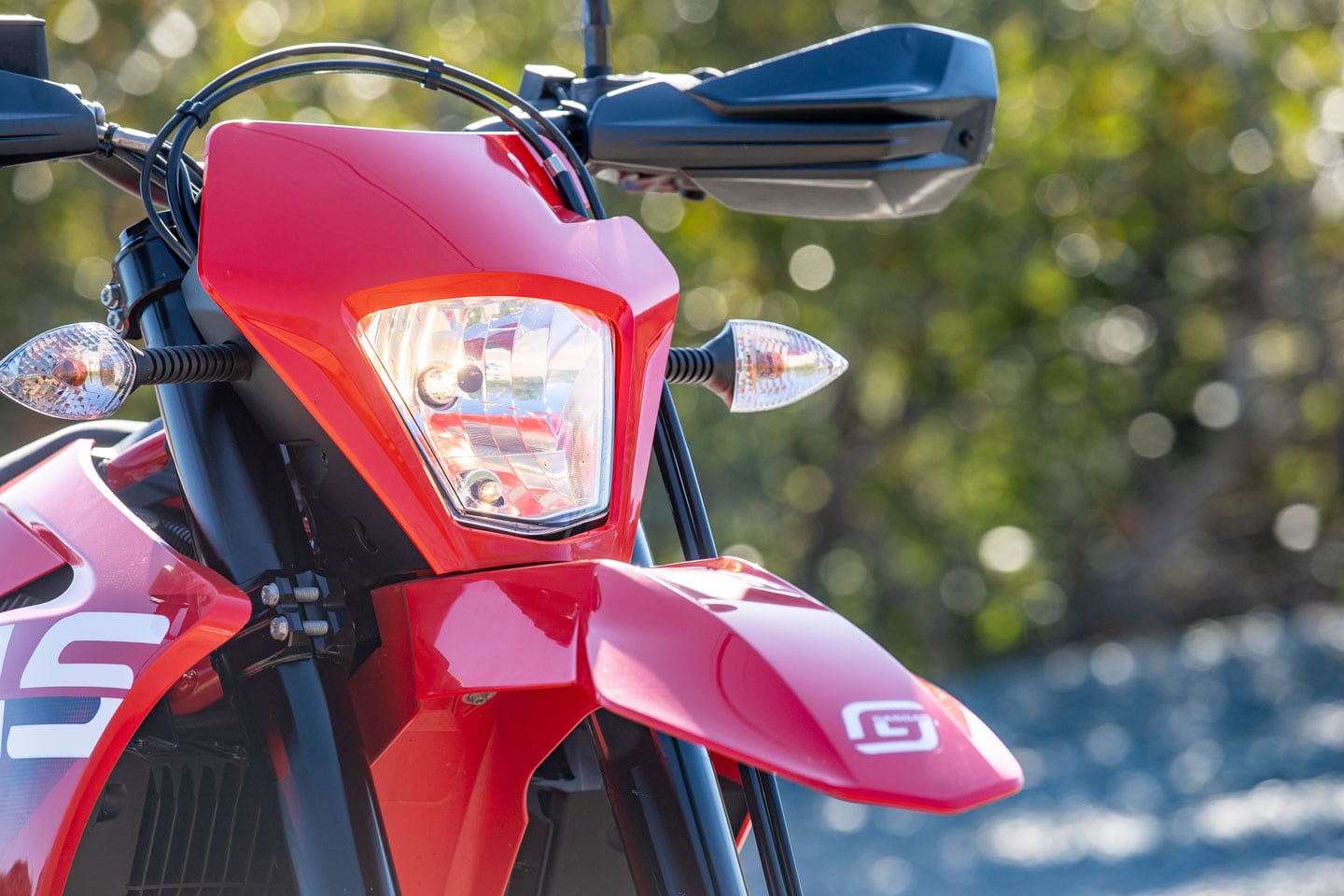 The GasGas SM 700 is equipped with a halogen headlight and CNC-machined triple clamps.