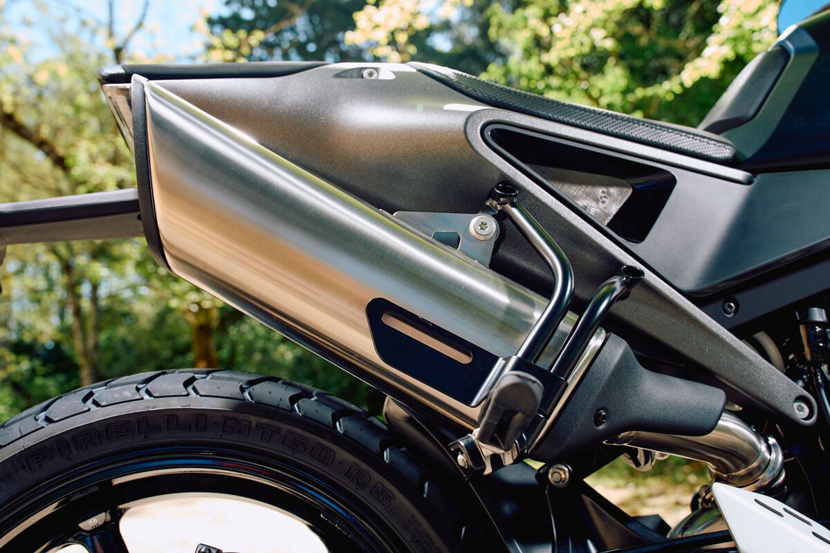 The stainless steel silencer is slim and attractive.
