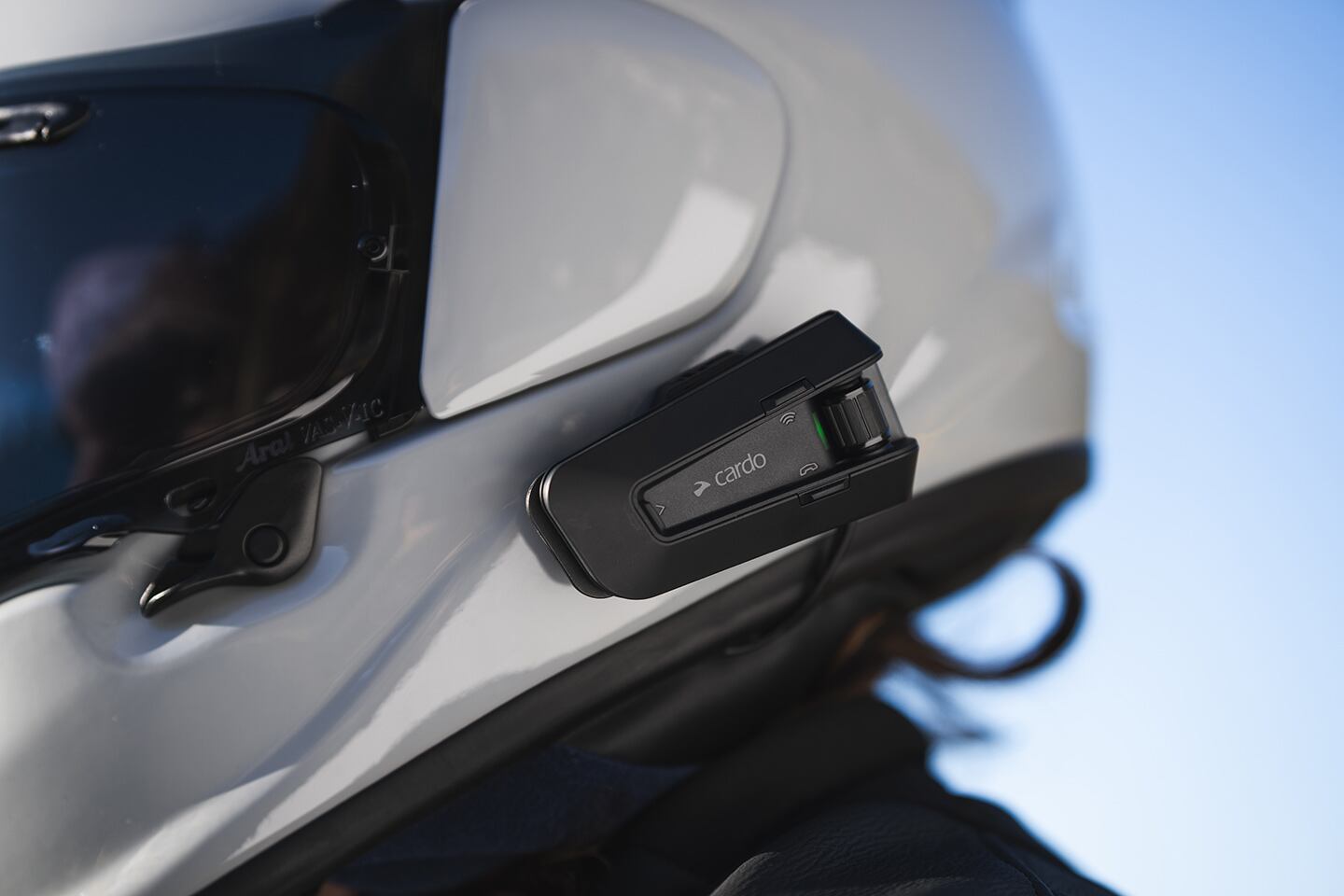 The Cardo Packtalk Pro features a volume dial on the side of the unit so riders can adjust the volume to their preference.