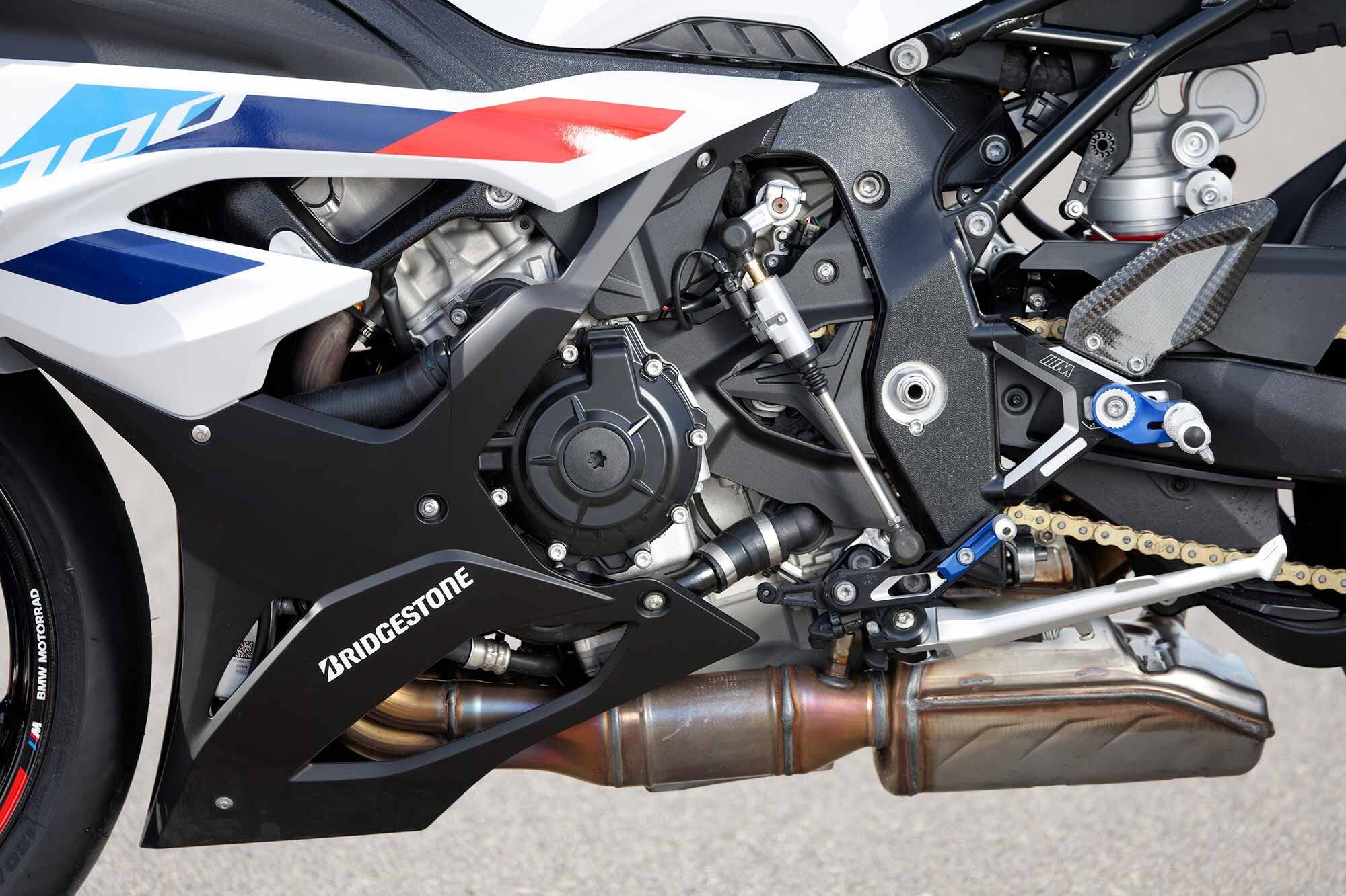 Included as standard is the Gear Shift Assist Pro that allows clutchless up- and downshifts. Look closely and you can also see how the shift shaft can easily be moved to change the shift pattern from standard to reverse. The shaft is set for standard shift in this photo.