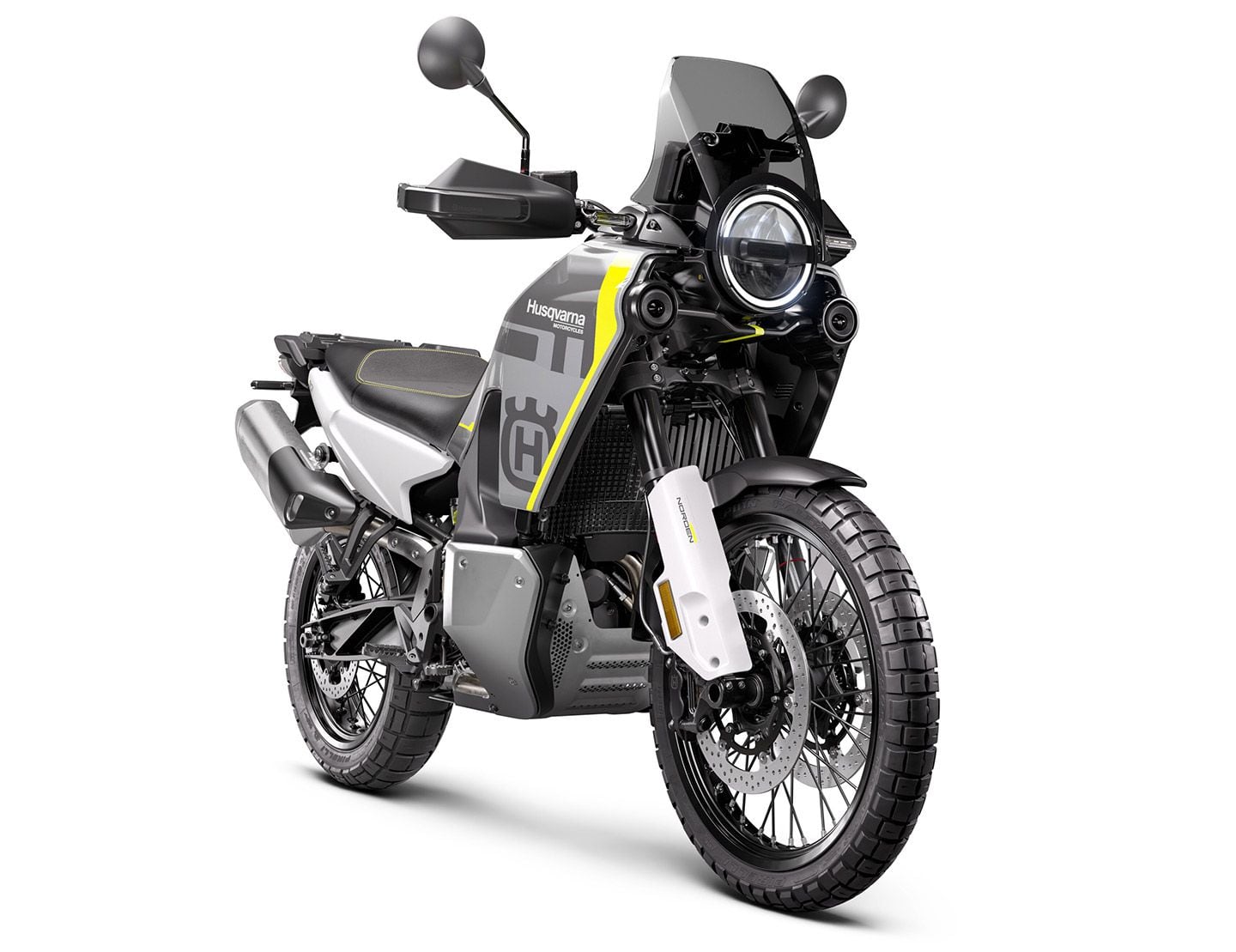 Le Norden 901 conserve son style néo-rétro-rallye caractéristique, mais le peint dans de nouvelles nuances de gris et de jaune.