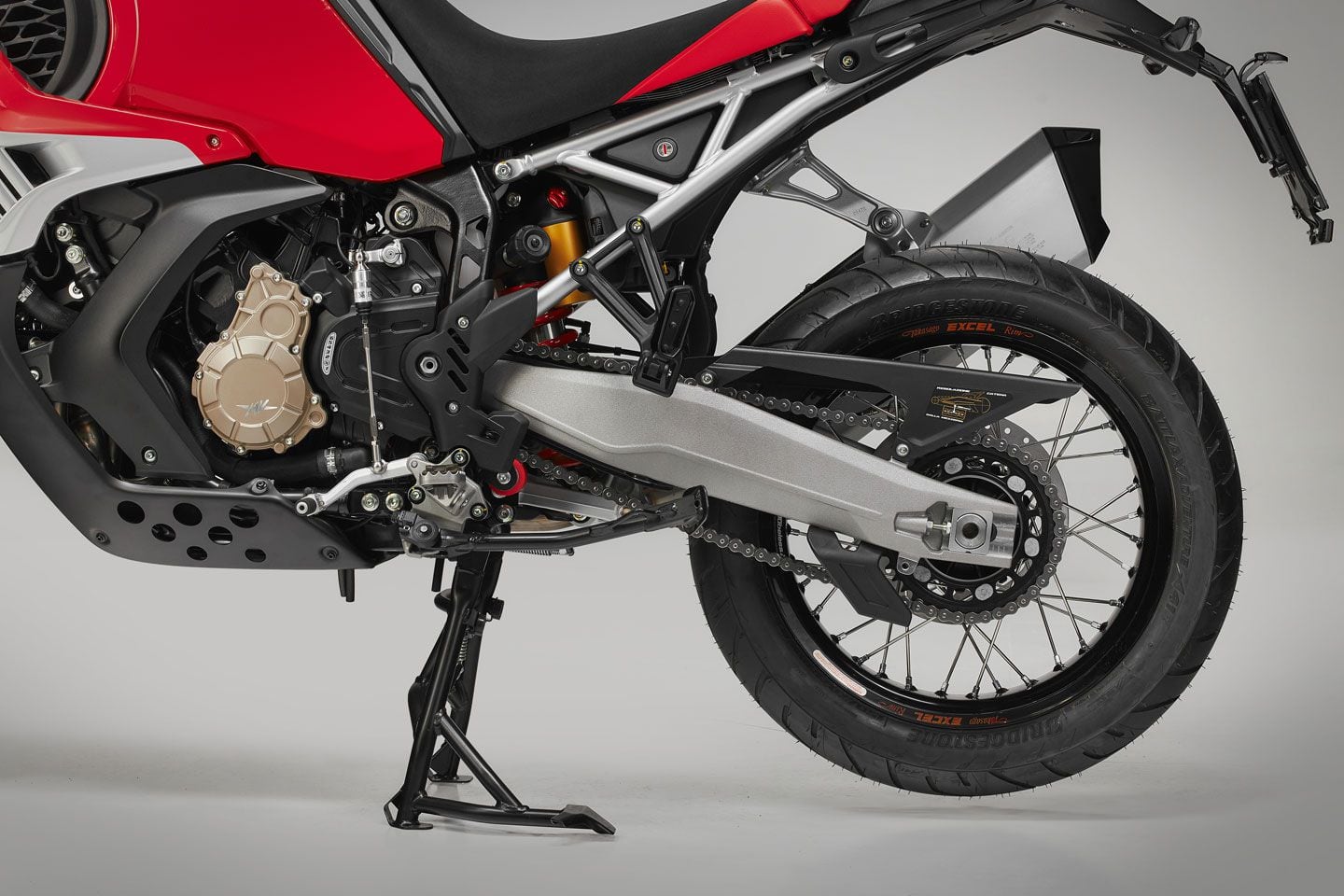 The Enduro Veloce utilizes a steel frame and aluminum swingarm. The shock’s preload can be easily changed via a large remote adjuster.