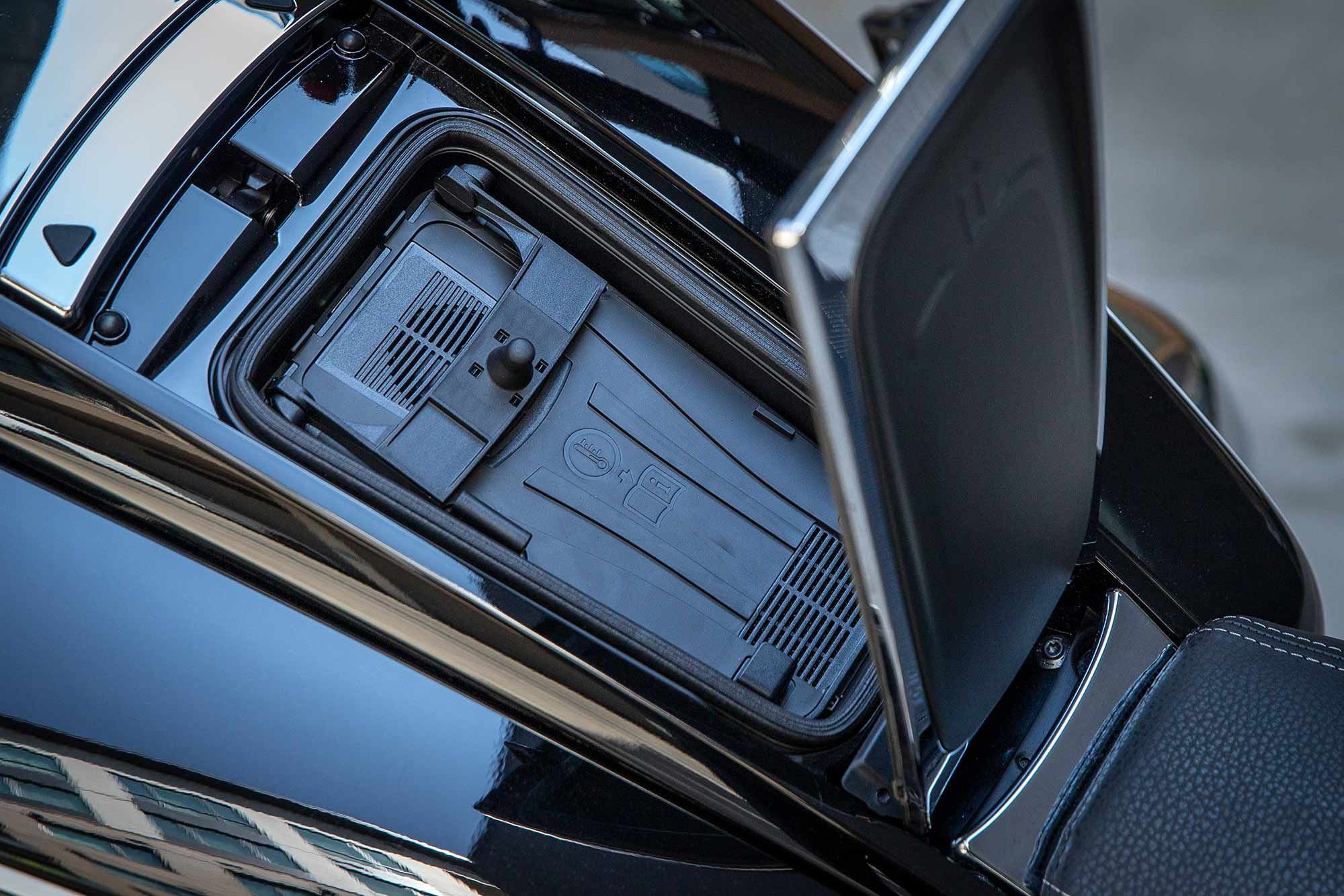 The phone storage compartment is located below the gas cap on the R 18 B and R 18 Transcontinental.