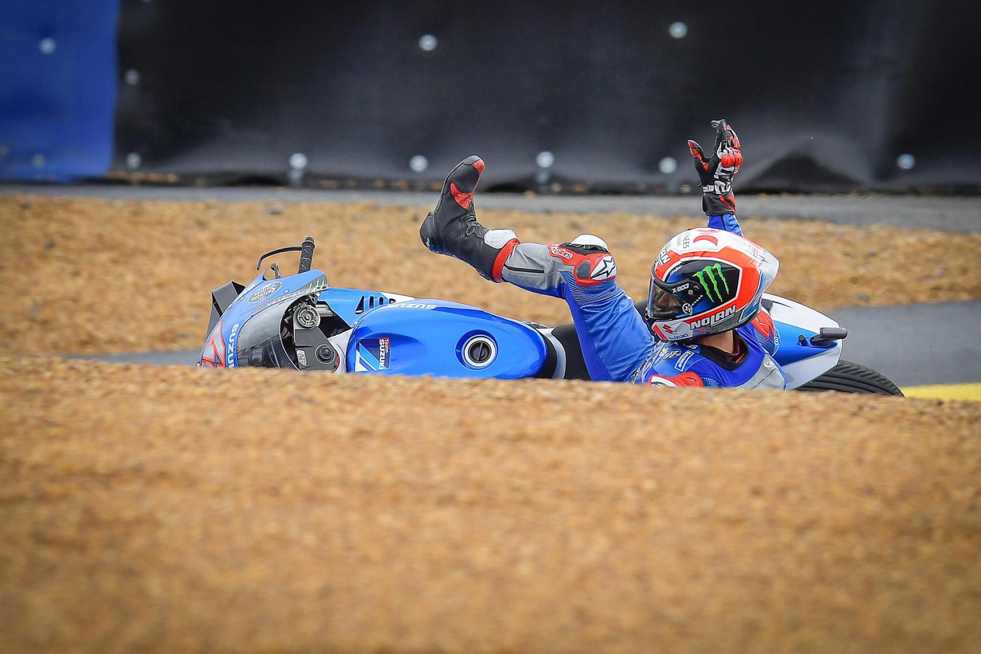 Álex Rins se estrelló en Le Mans arrojando su Suzuki dos veces bajo la lluvia.