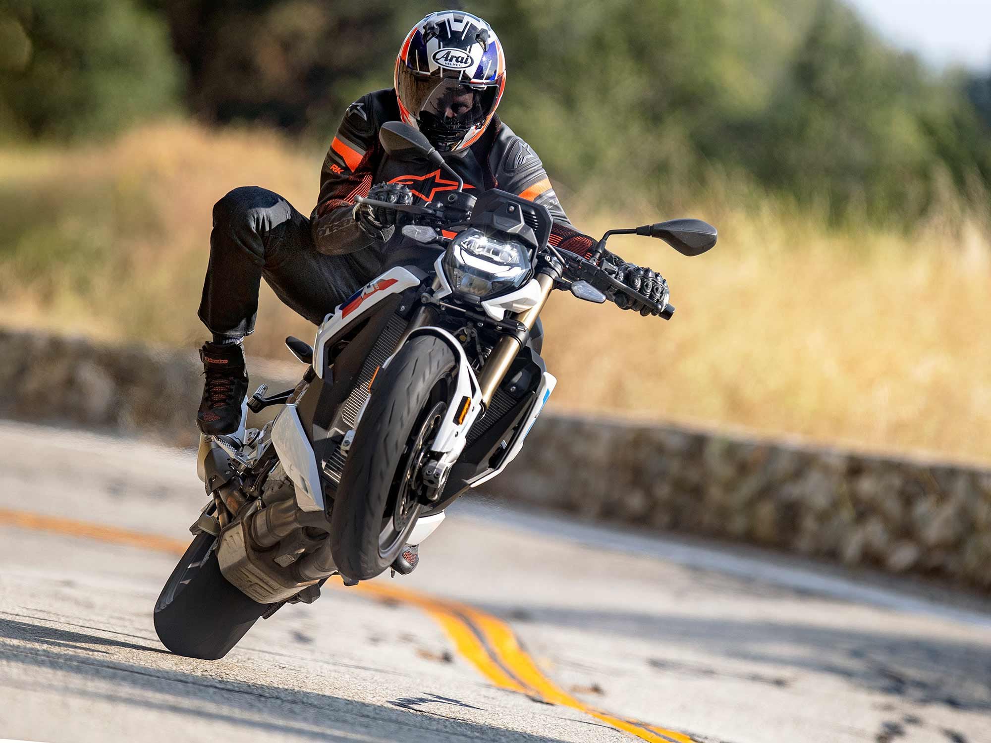 Predictable and precise: The 2022 S 1000 R M-series is extremely fun even with the electronic rider aids on.
