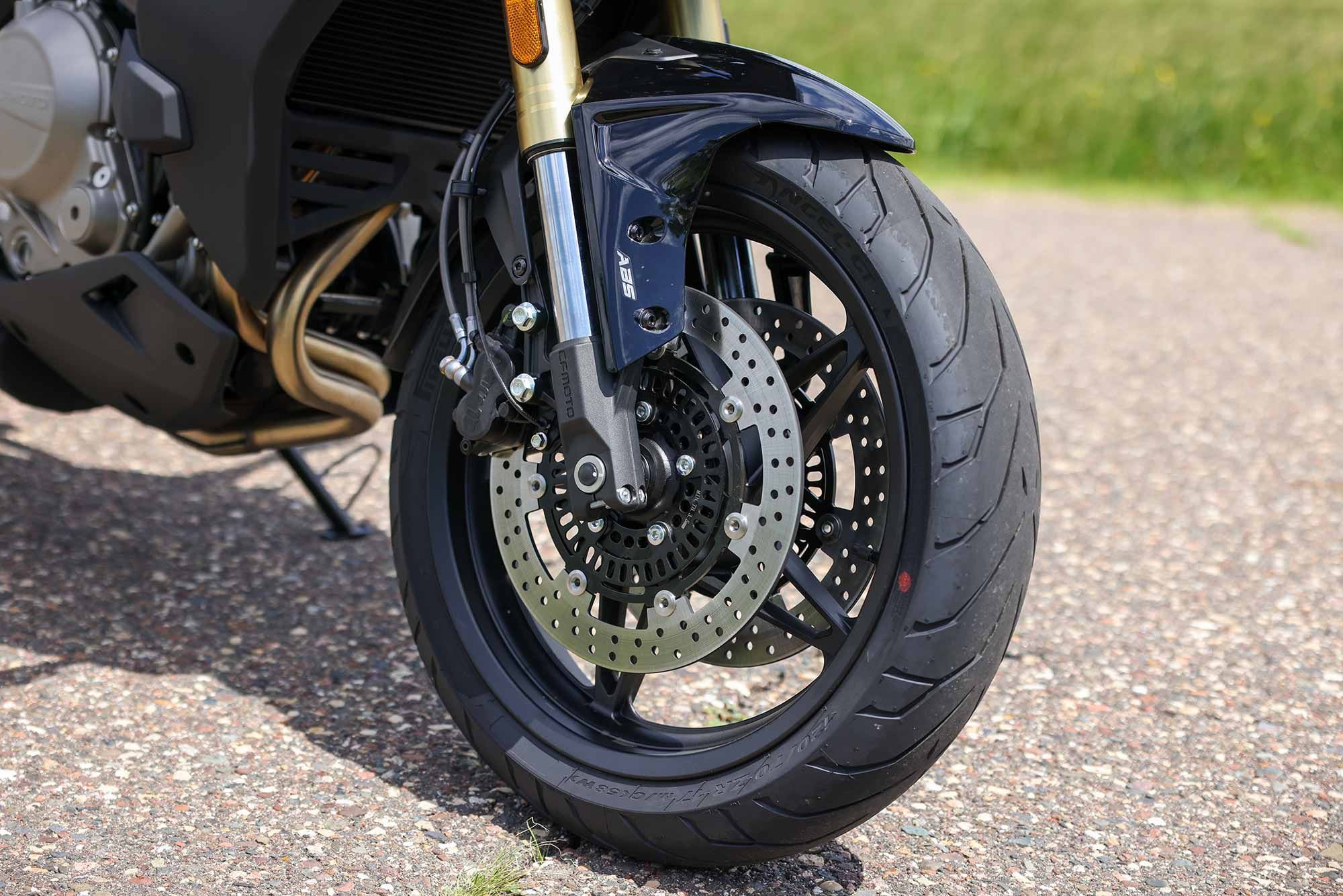 J.Juan front semi-floating dual disc brakes provide excellent braking feel and fade-free performance.