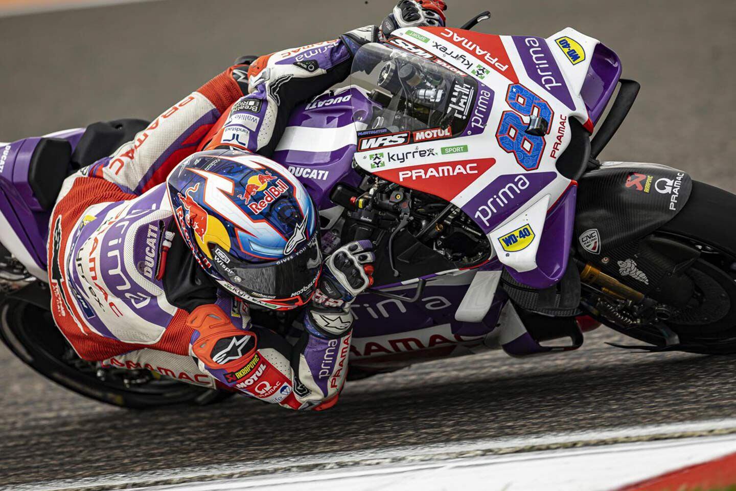 Martín arrived at the finish so dehydrated, he had trouble standing. He also dodged a penalty when his leathers unzipped, but he was able to close them on the track after receiving a warning.