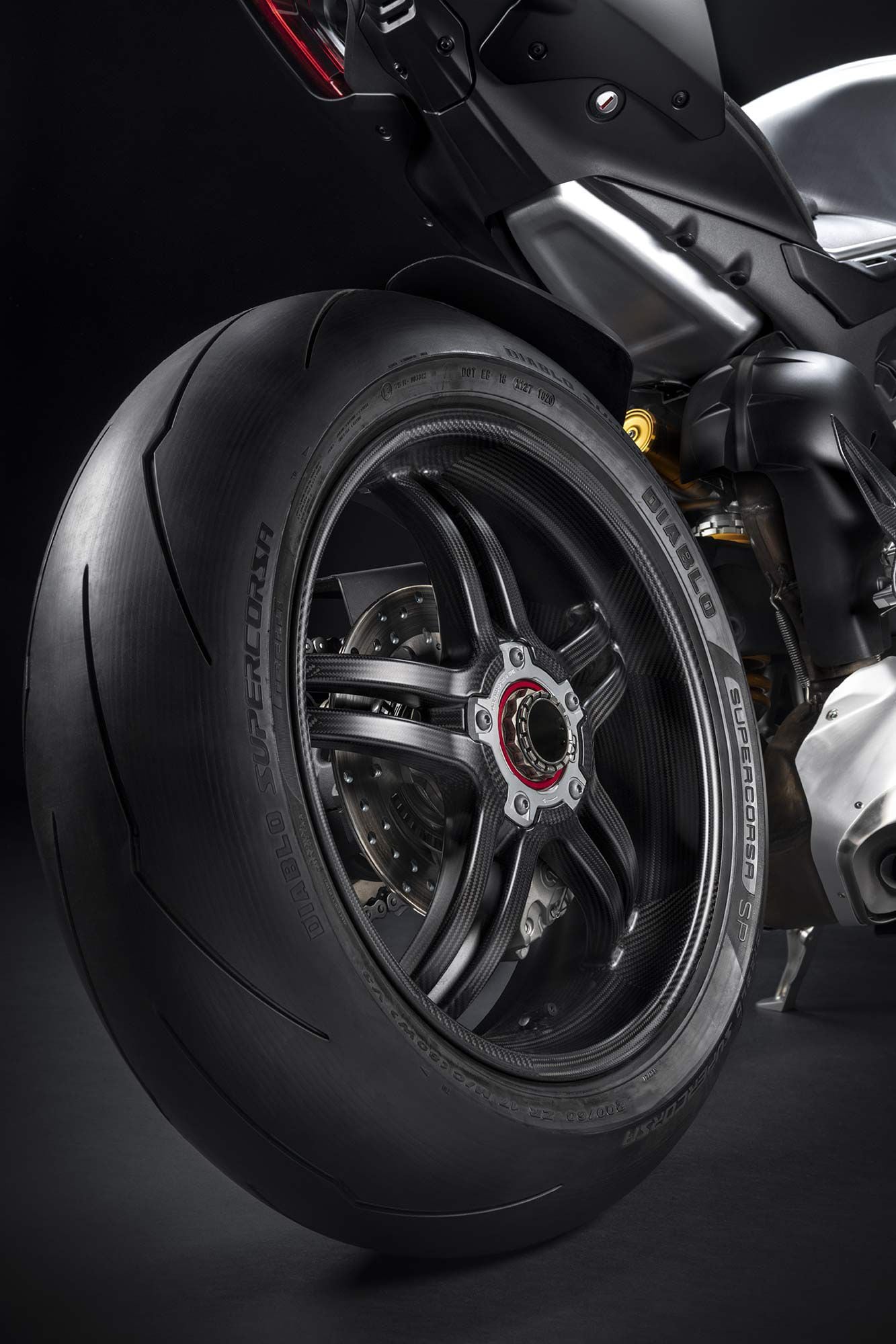 If you’ve got it, flaunt it. Nothing shows off the SP2’s delicious carbon wheels like the bike’s single-sided swingarm.