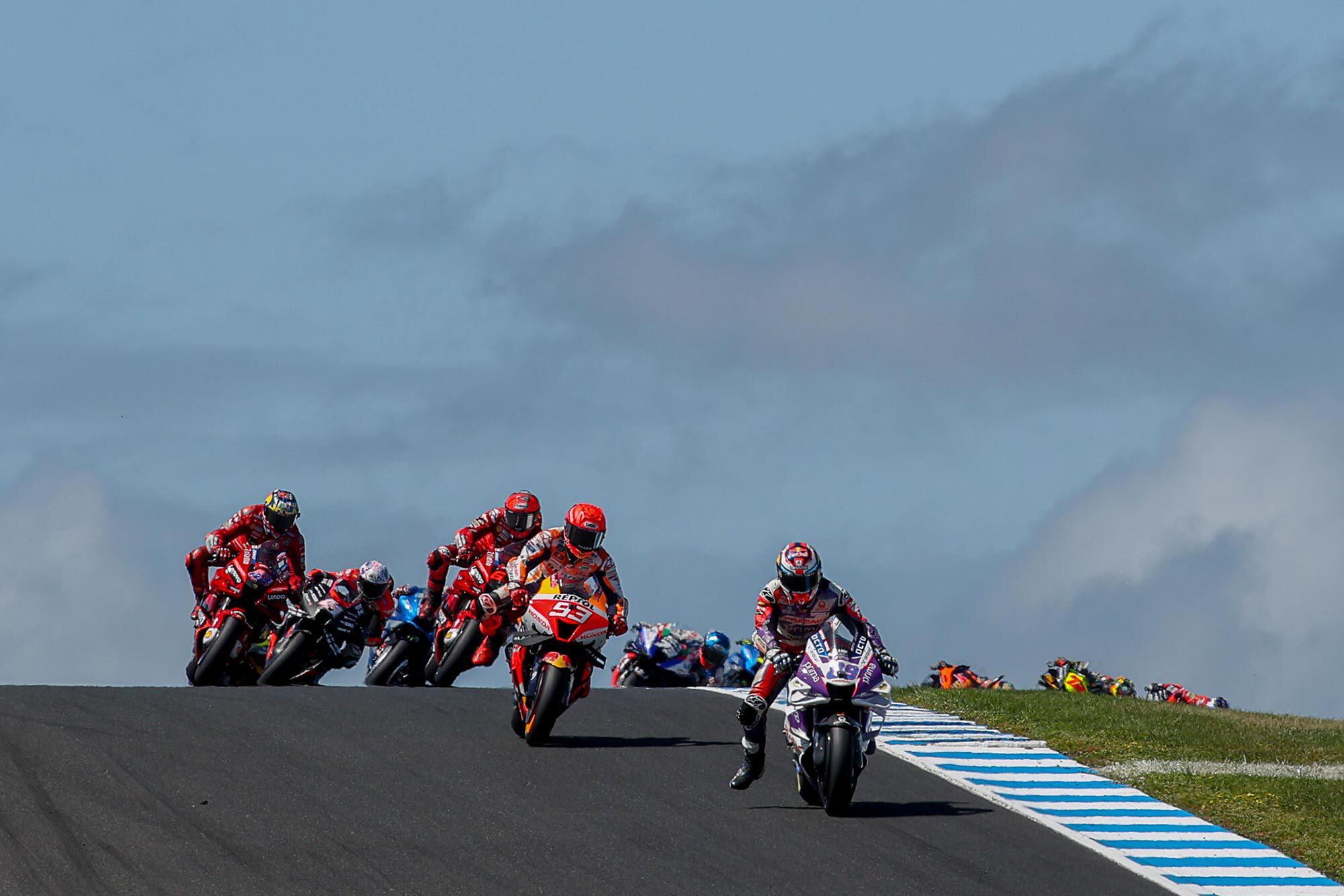 Look at that conga line! Phillip Island was a “slow” race with a lot of closely bunched riders. Here, pole-sitter Jorge Martín leads. His qualifying run was more than three seconds faster than the winner’s average race pace.