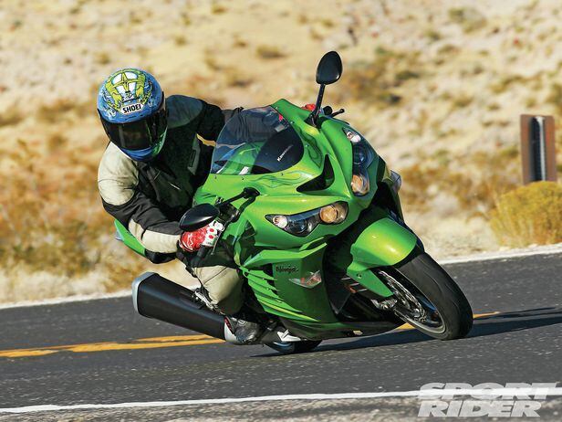 ページ 2012 Kawasaki ZX-14R Breaks Cover - Asphalt & Rubber