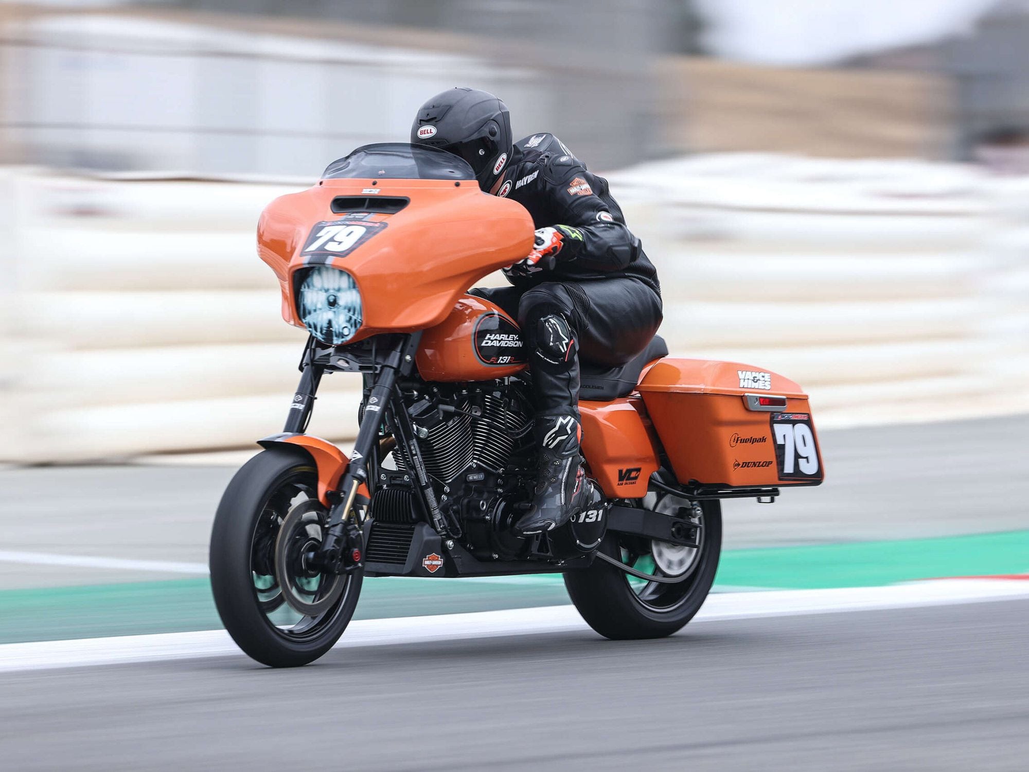 Hayden Gillim en la Vance & Hines Harley-Davidson ocupó el tercer lugar en la segunda ronda de la carrera.