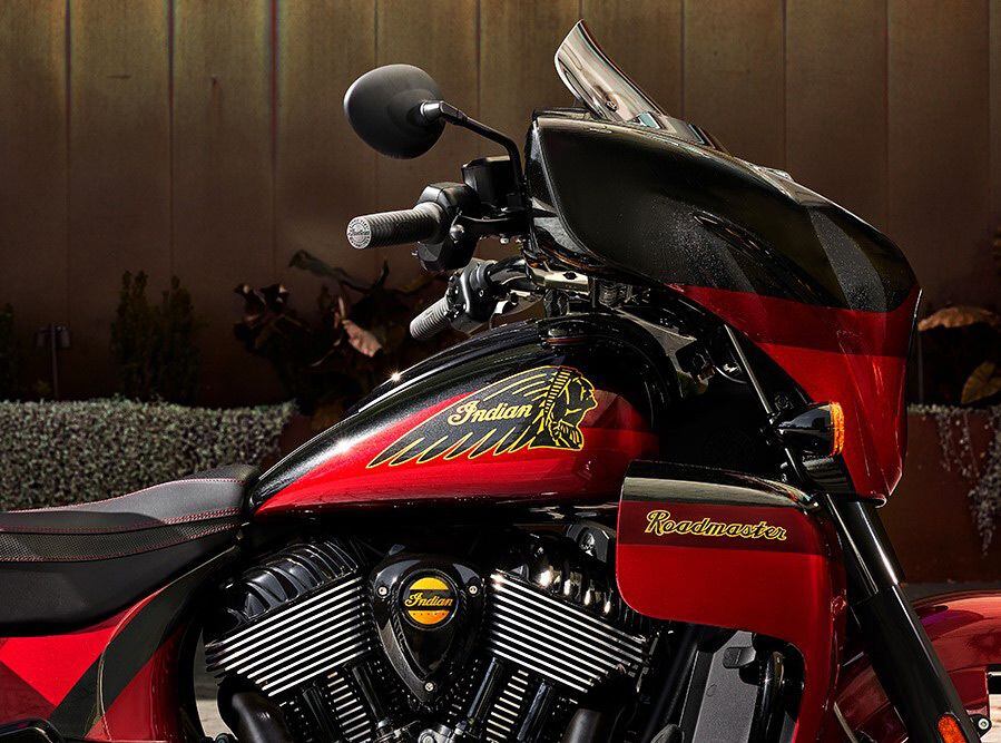 Atop the fork-mounted fairing is a tinted low-profile flare windshield that’s electronically adjustable to provide optimal wind protection for riders of various heights.