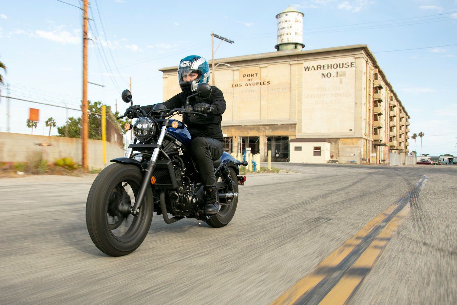 A wide 130/90-16 Dunlop D404 front tire leads the way.
