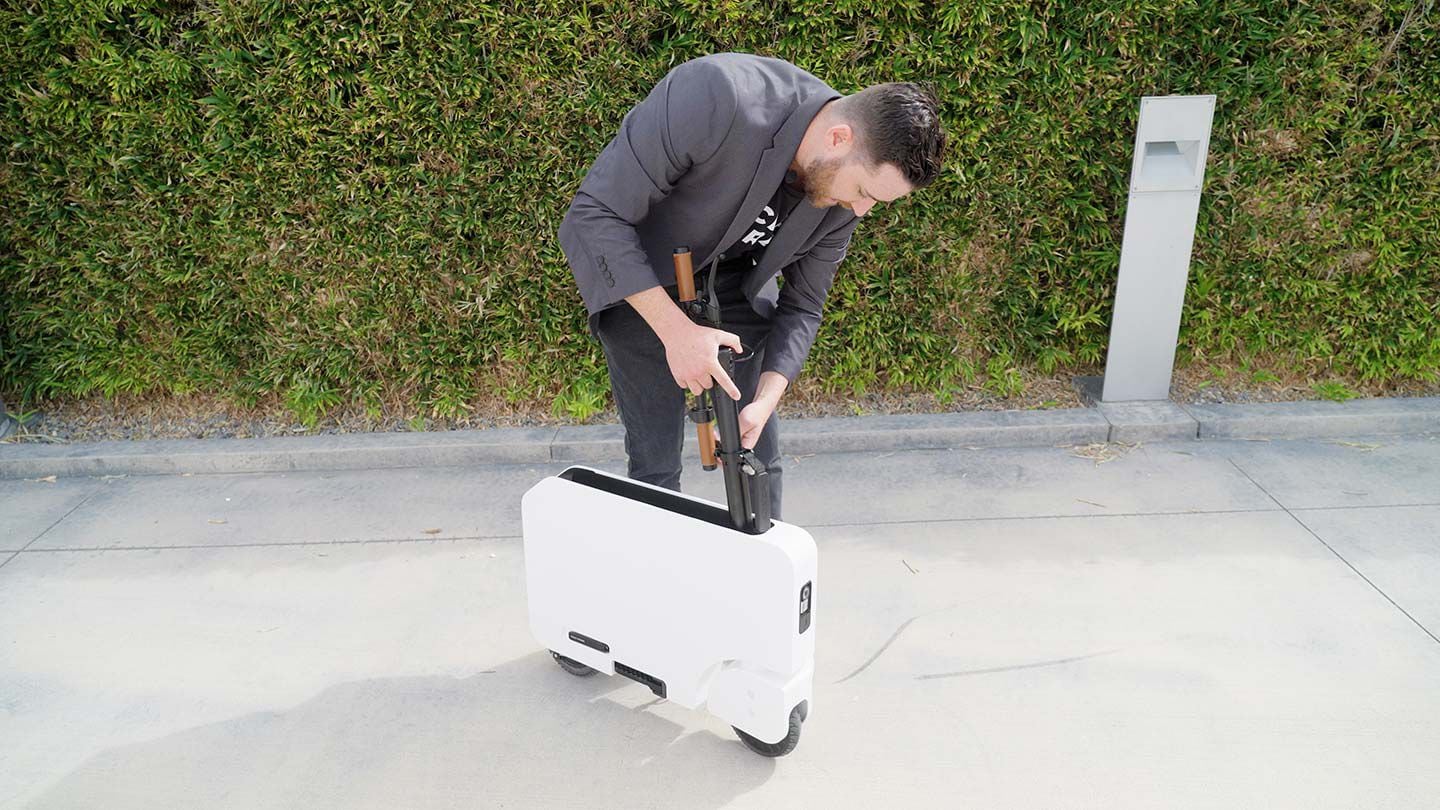 It takes less than a minute to fold or unfold the Motocompacto, and all hinge points are quite sturdy. Honda says it was important for the scooter to be well-built and not be flimsy.