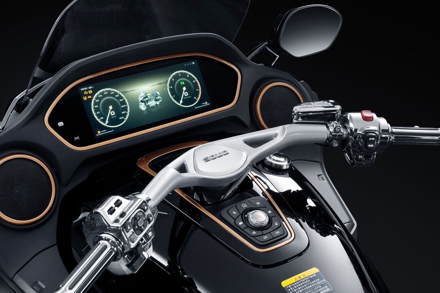 The huge TFT display looks very similar to Harley-Davidson’s new Road Glide and Street Glide screens, while the handlebar control pods are very similar to those on the current Gold Wing.
