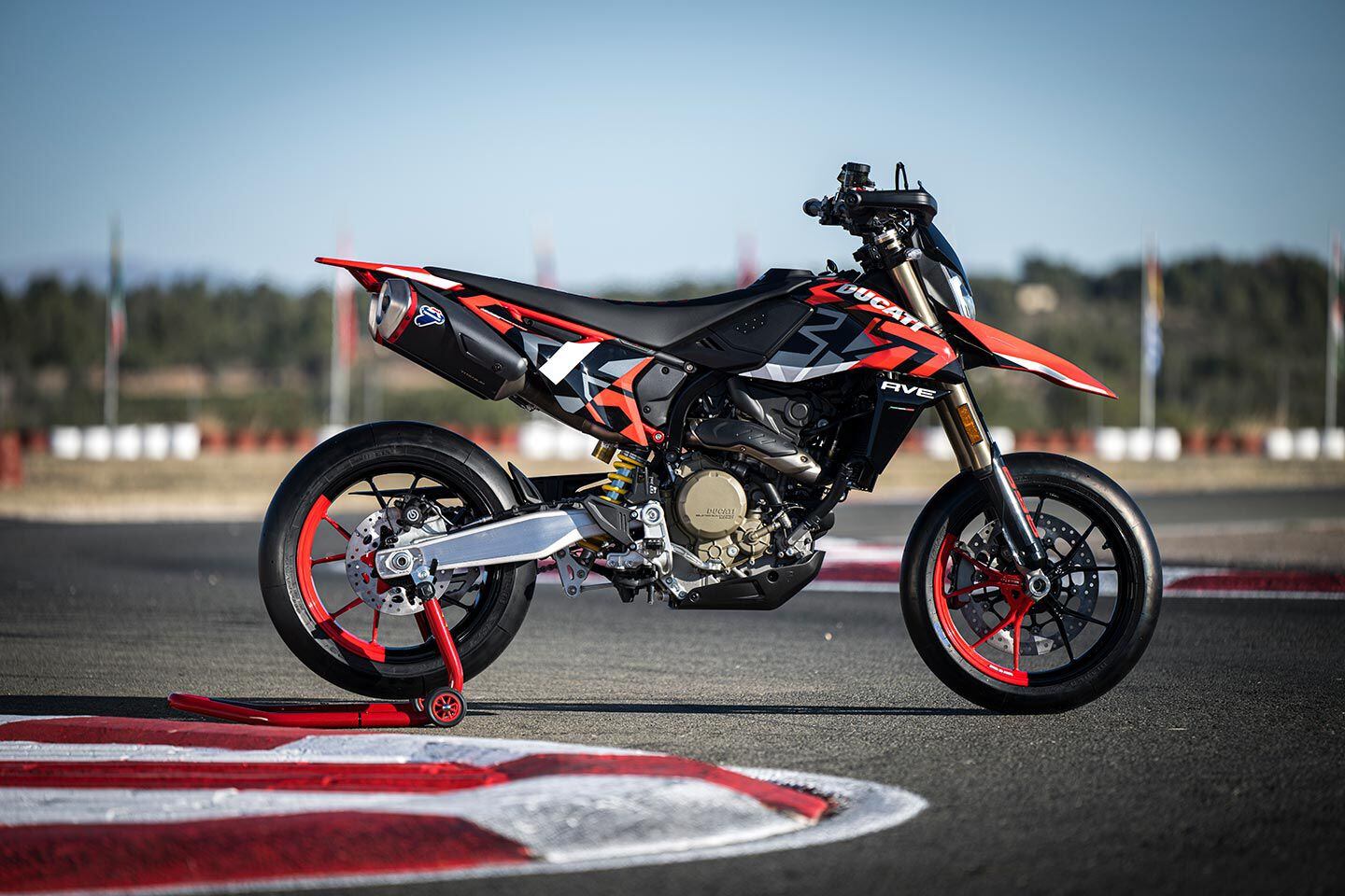 That stance! Not only does the swingarm pop, it’s also short front to back and contributes to a shorter wheelbase compared to the competition.