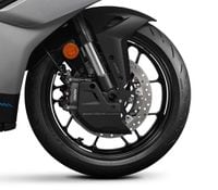 Rem yang dipasang secara radial menggunakan penutup pendingin yang terinspirasi dari balap. Mungkin tidak perlu pada motor jalanan 500c, tetapi terlihat keren.