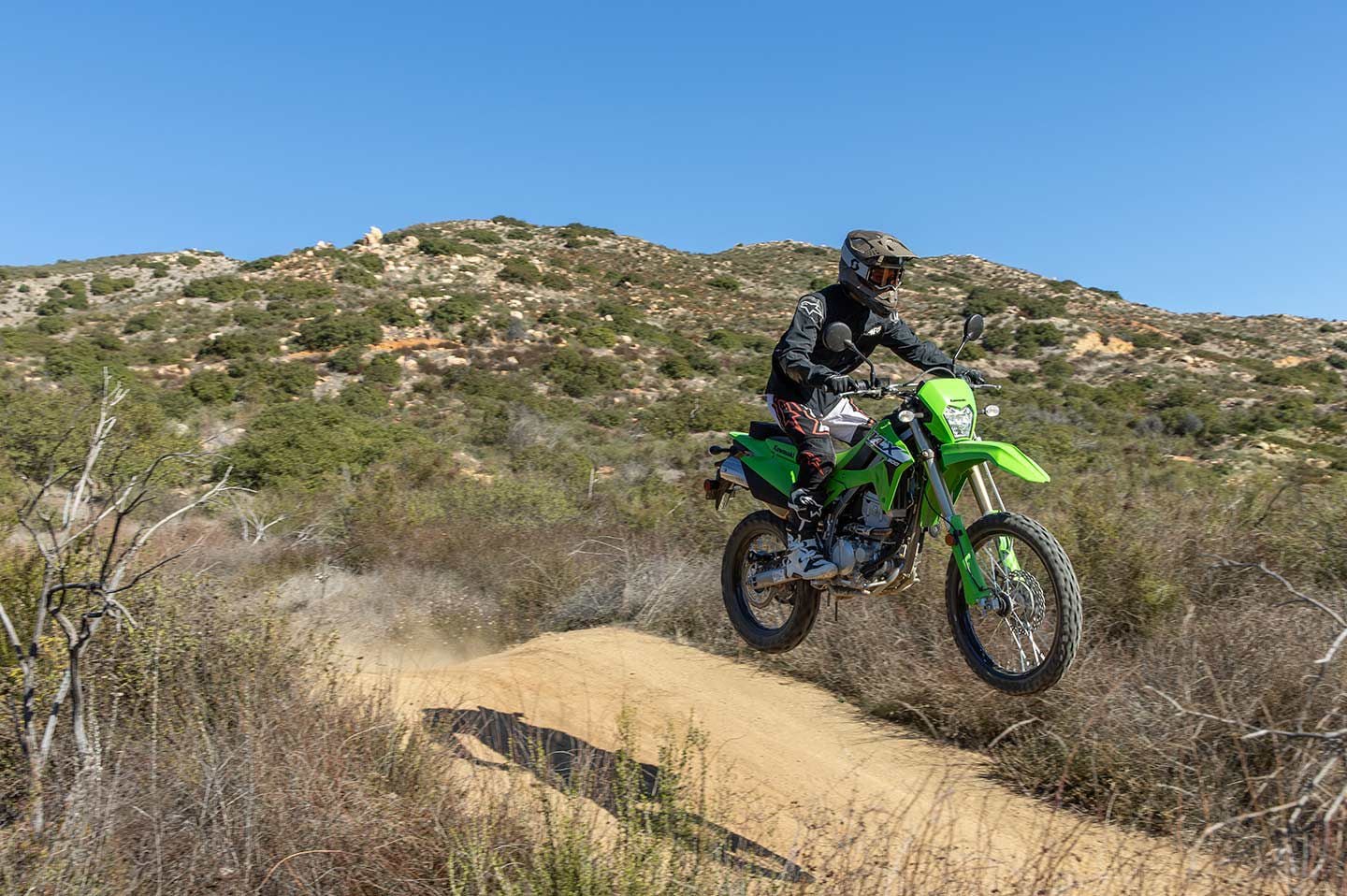 Even on steep jump faces the KLX300 maintains a neutral jump trajectory.