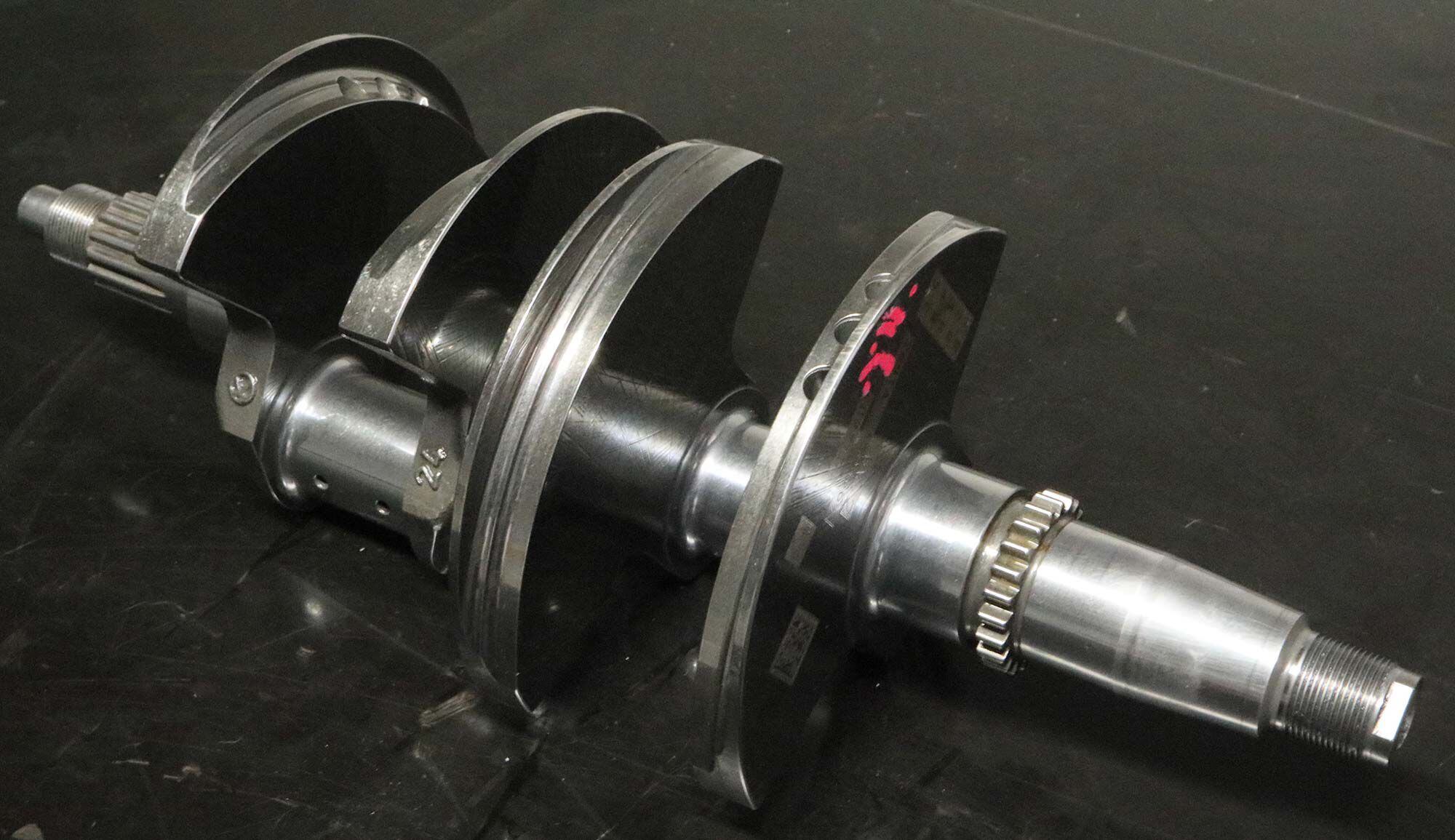 Even though the desmo’s engine lubrication is semi-dry-sump, so there’s not much oil flying around in the crankcase, the crank’s counterweights are still polished. Crankpin diameter is 34mm, main journals are 37.5mm. Crankpin diameter is 34mm, main end journals are 37.5mm.