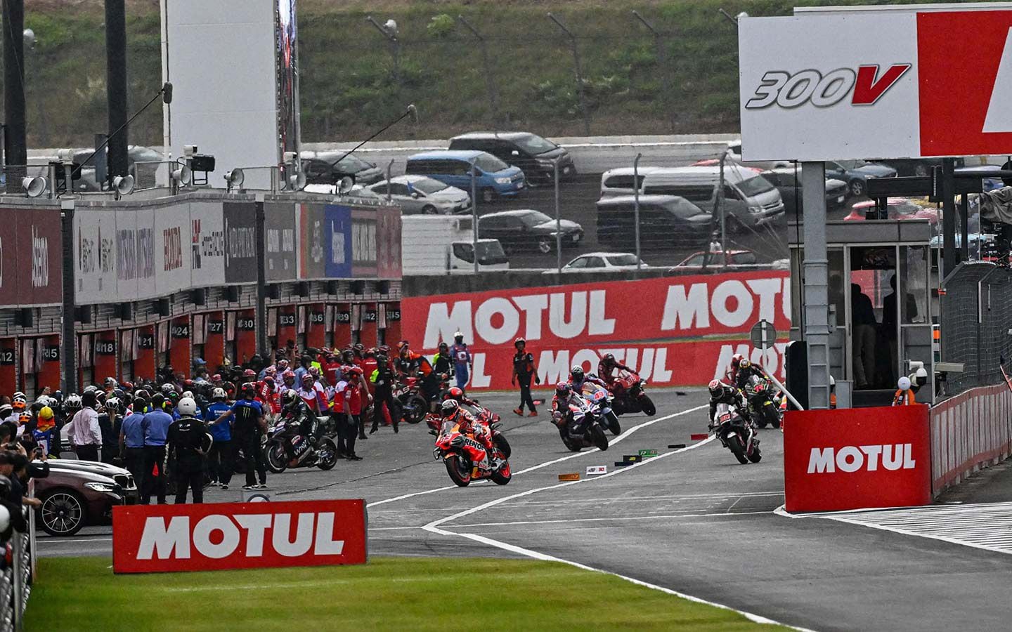 Most riders swapped bikes on lap 1, some gambled on a wait-and-see strategy. It did not work out for them.