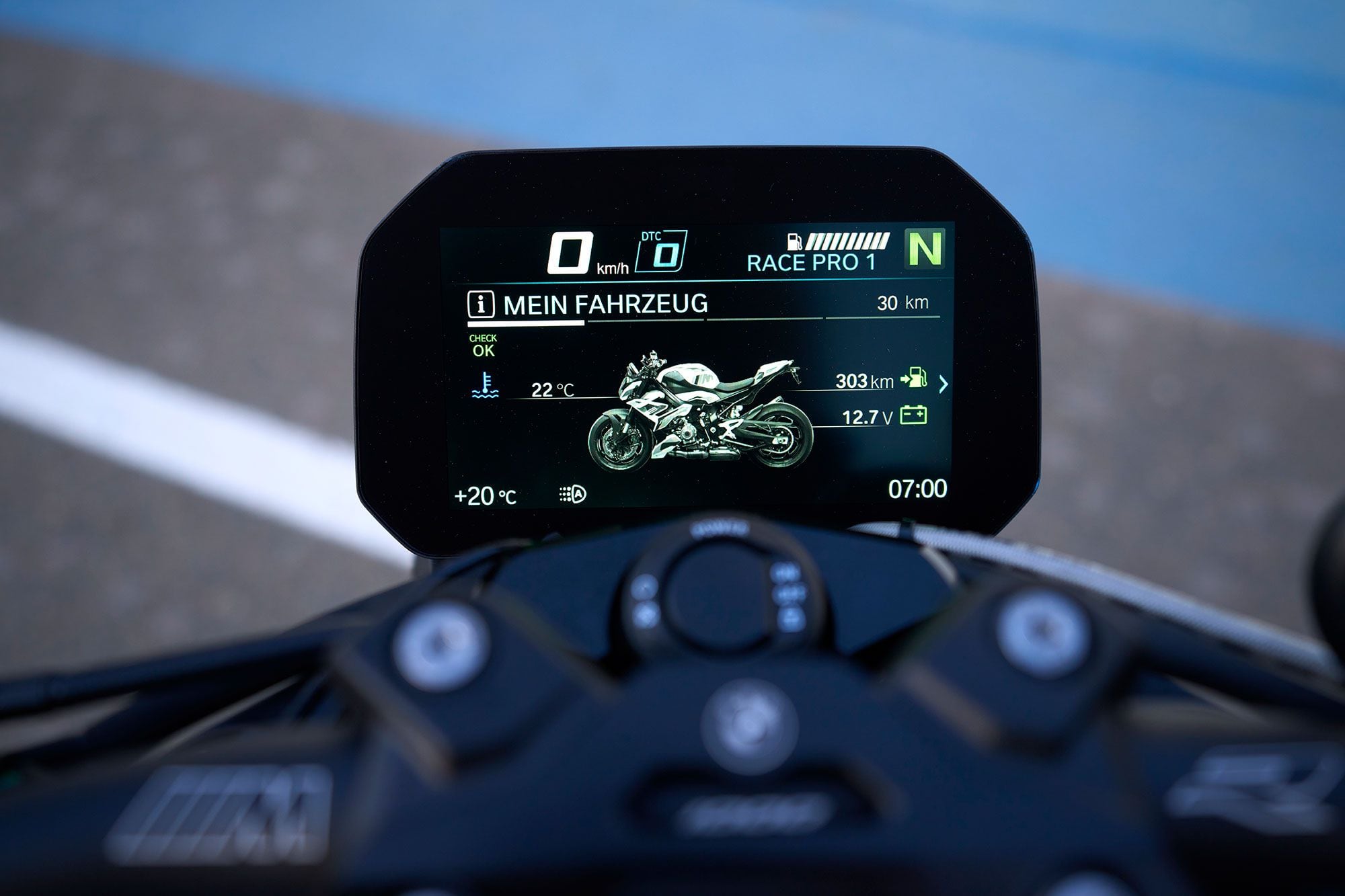 The 6.5-inch TFT display delivers information in a lot of different formats. You should find one you like.