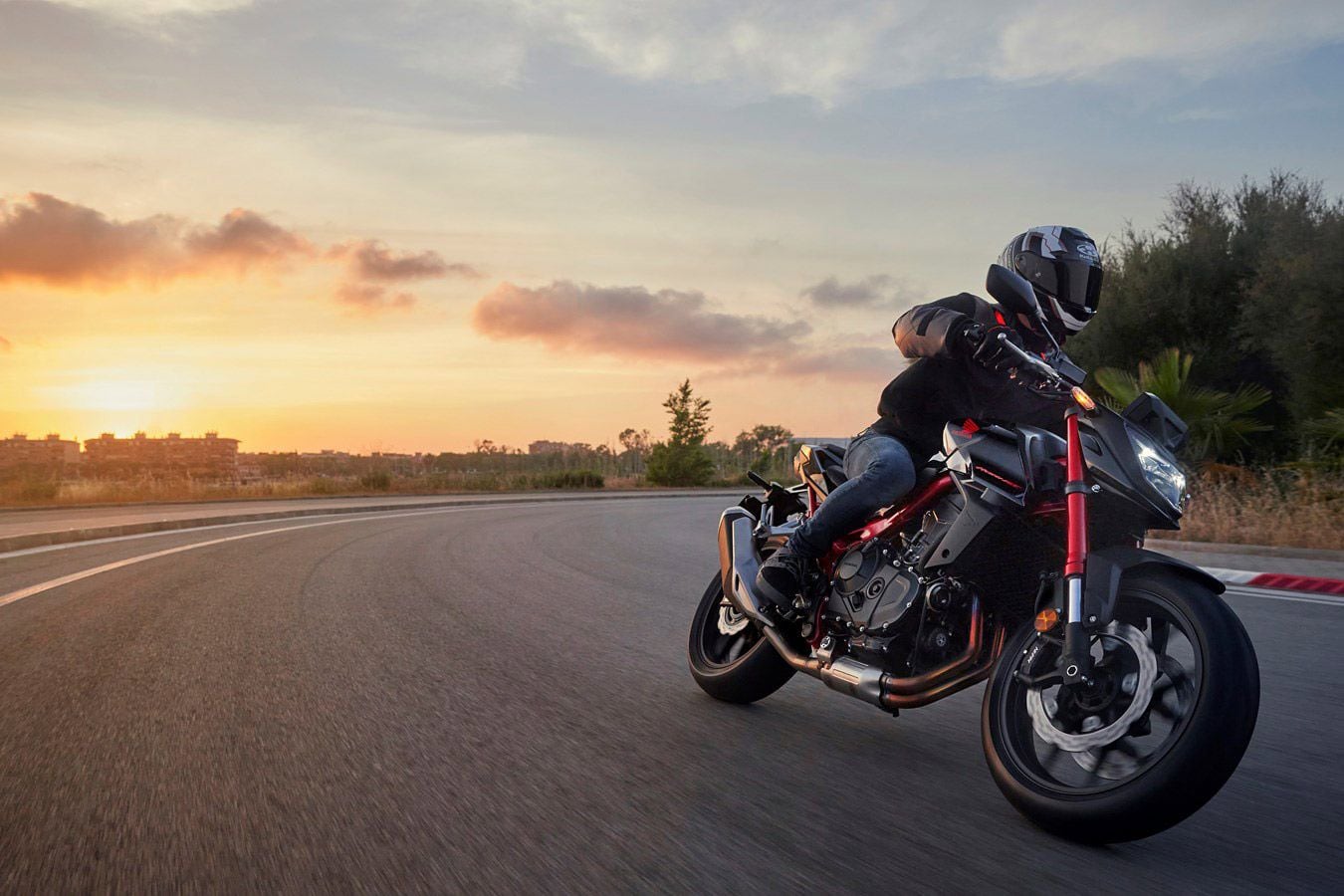 The chassis is anchored by a steel frame with Showa suspension front and rear and twin Nissin radial-mount calipers up front.